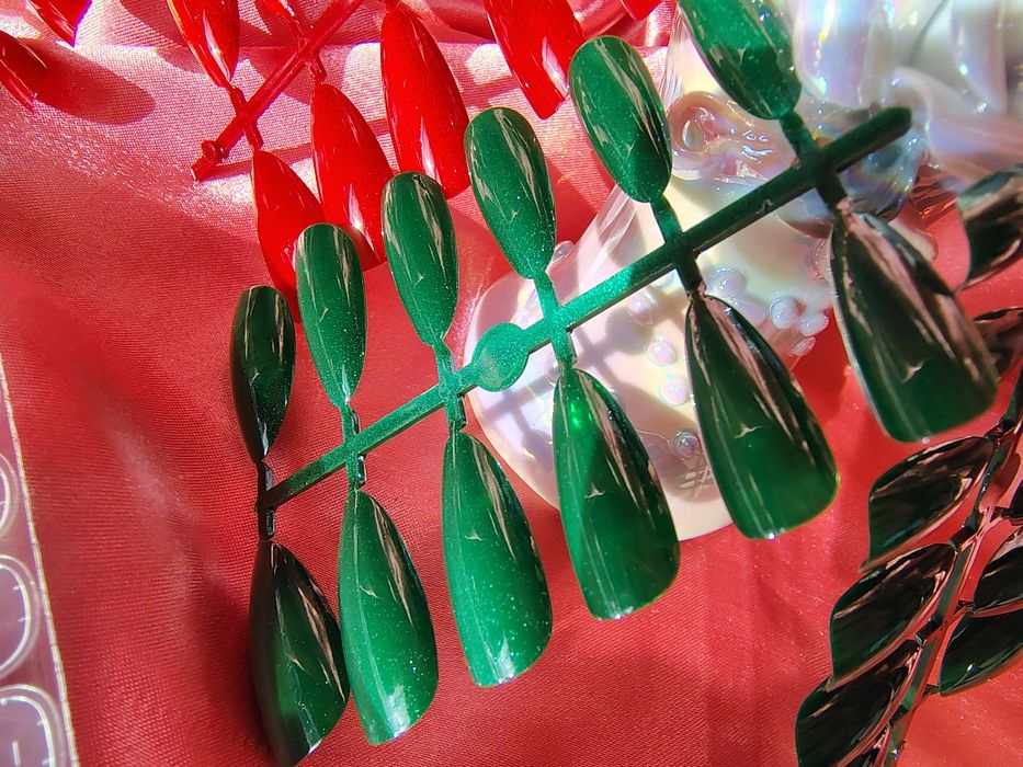 Unghii false cat eye și stickere pentru pipit unghiile