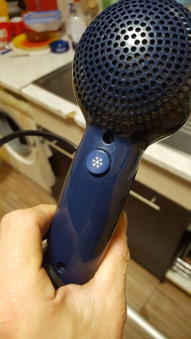 Продавам сешоари и машинки за бръснене и подстригване.