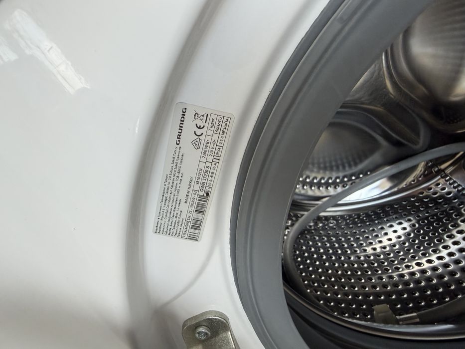 Продавам пералня Grundig GWN 37230 S