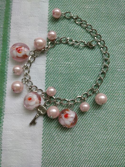 Две  гривни и брошка