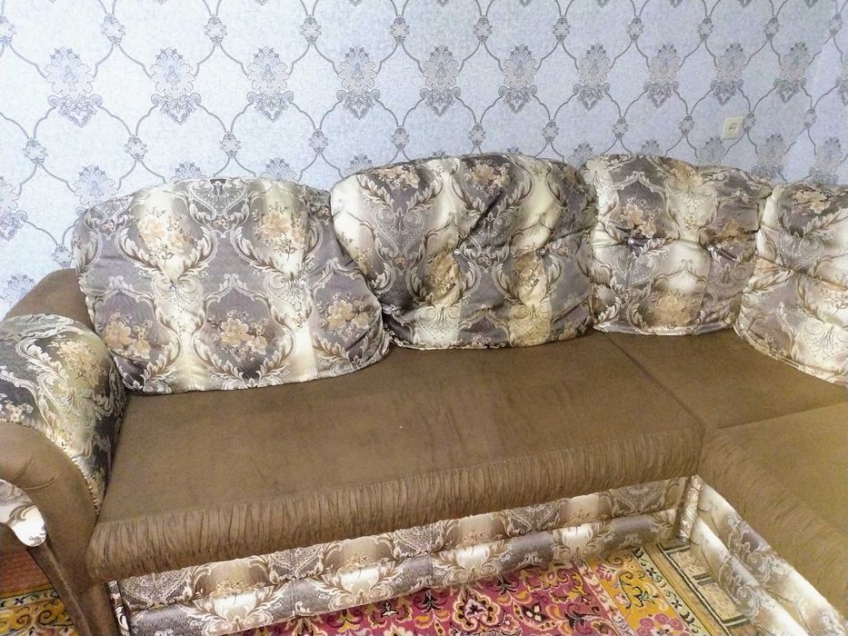 Продам угловой диван с креслом