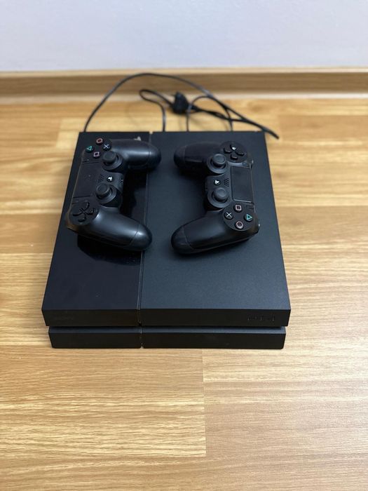Vând consola jocuri PS4
