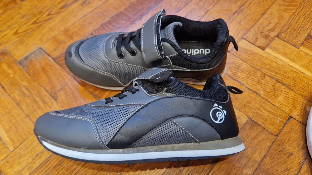 Обувки Батман номер 34 +подарък още едни