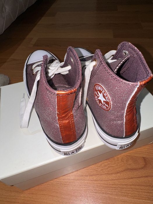 Converse roz cu sclipici
