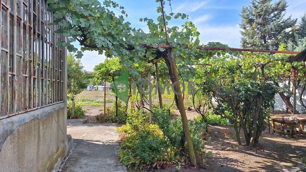 Здрава триетажна къща в село Загоре