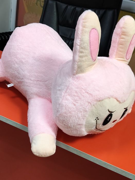 Лабубу игрушка и плед