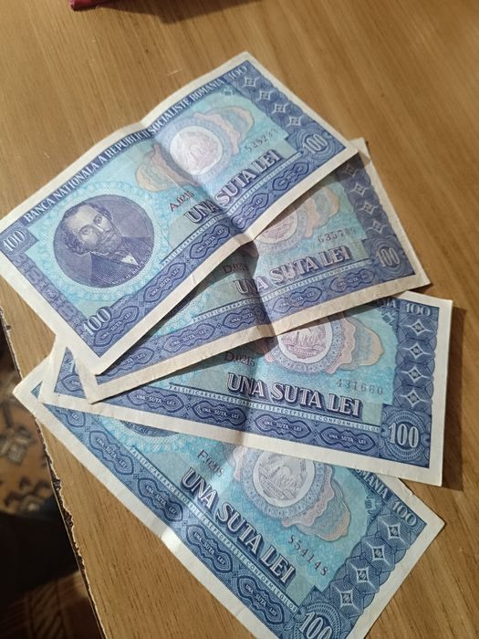 De vânzare 4 bancnote de 100 lei emise în 1966.