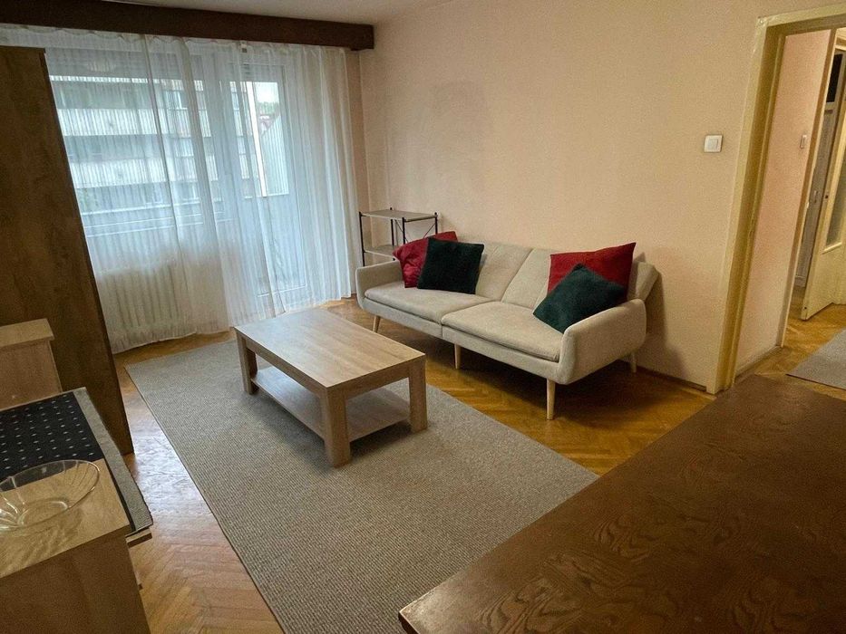 Inchiriez apartament 3 camere, decomandat, ultracentral, etaj 3/10 Bd. Magheru Oradea