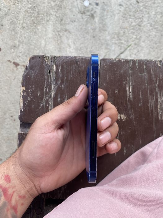 Iphone 12 mini cu mici semne de uzura