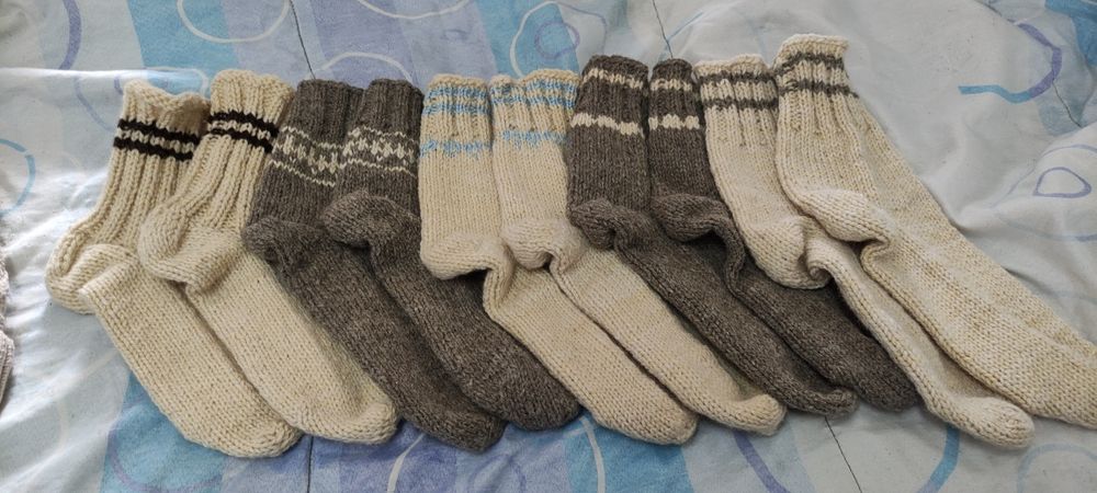Коледни и обикновени, вълнени чорапи и терлици, ръчно плетени