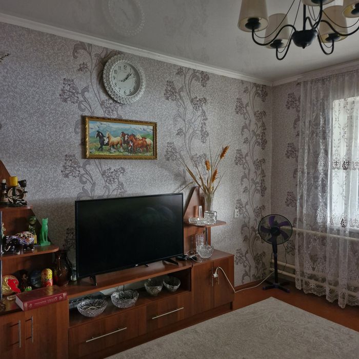 Продаётся большой дом.