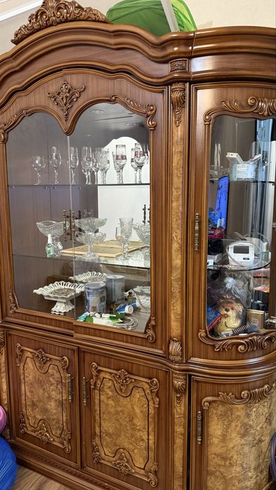 Продам Классический сервант / буфет с витриной