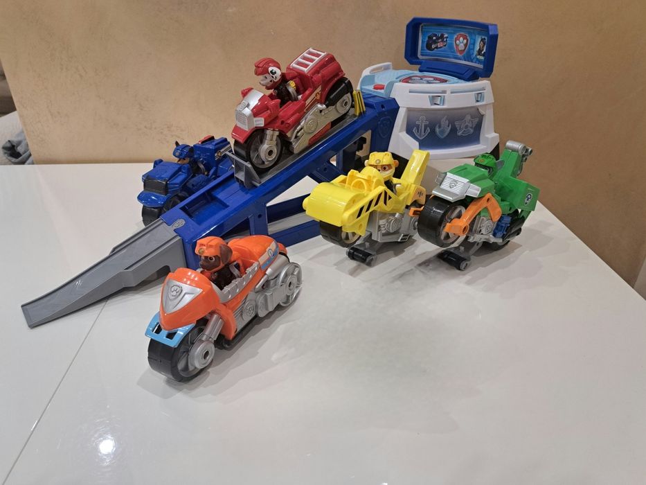 База на Paw patrol с кученцата на мотори