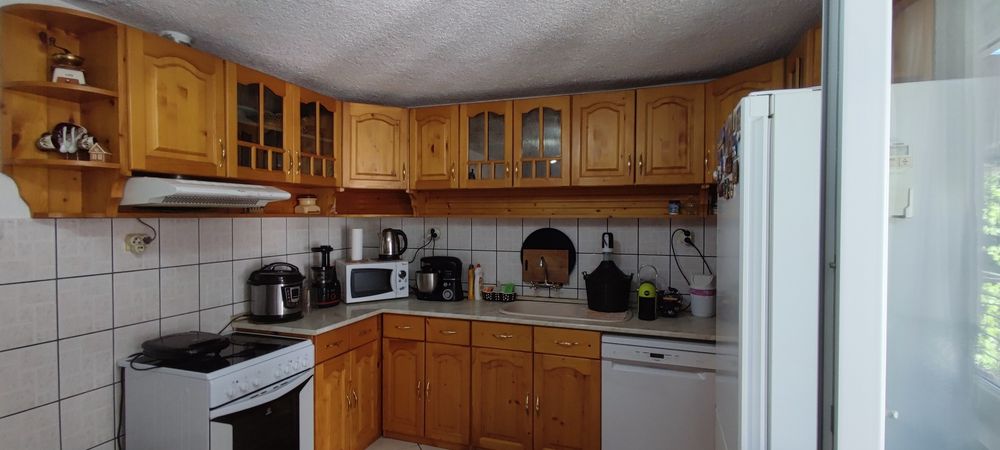 Кухненски шкафове от масивно дърво