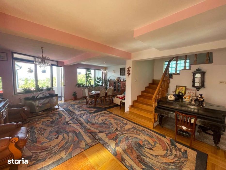 Vila premium-7 camere,5 bai,garaj 3 masini-Zona Ciuperca