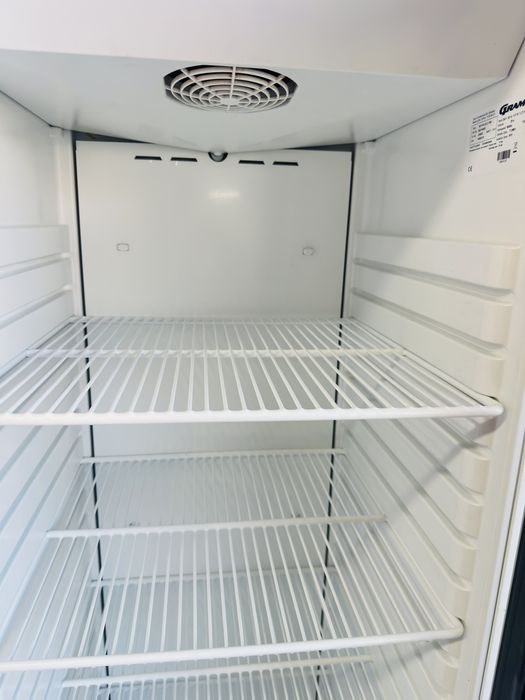 Вертикална хладилна витрина 6 месеца гаранция