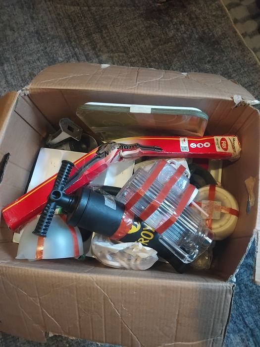 Кашони със домакински други различни принадлежности