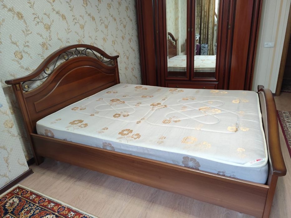 Кровать деревянная