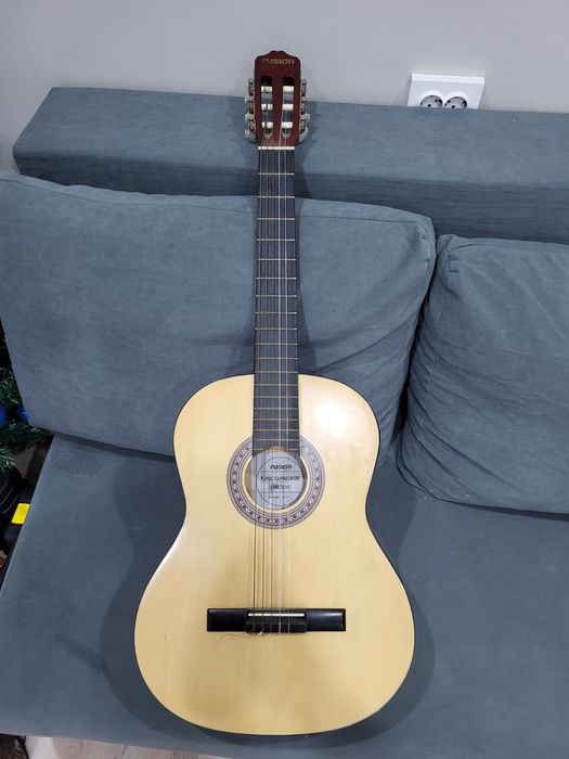 Продам гитару классическую