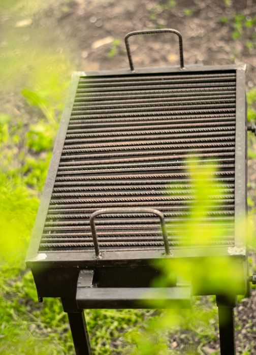 Grătar metalic solid – construcție durabilă, ideal pentru utilizare intensă