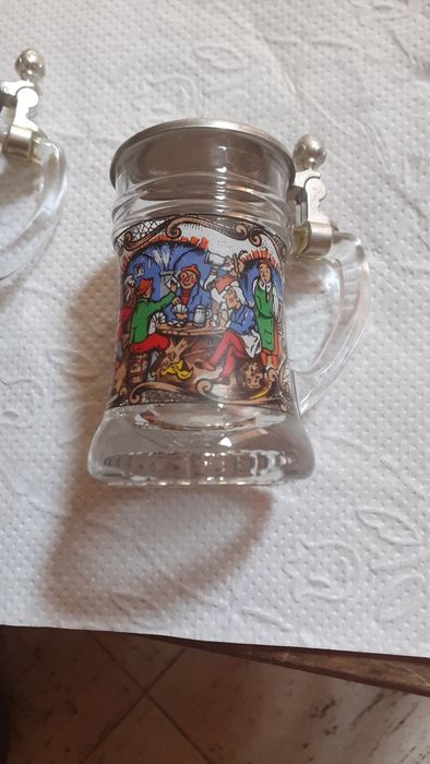 Два  броя  колекционерски малки халби