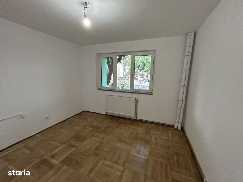 Vand apart.3 cam.Calea Romanilor,la parter inalt,bloc caramida 4 etaje