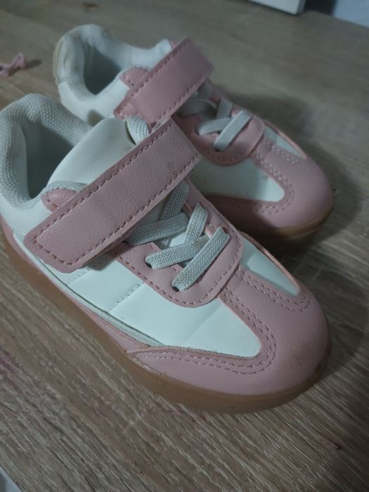 Vând rochițe de fetiță purtate de 2 ori preț 10 lei bucata și încălțăm