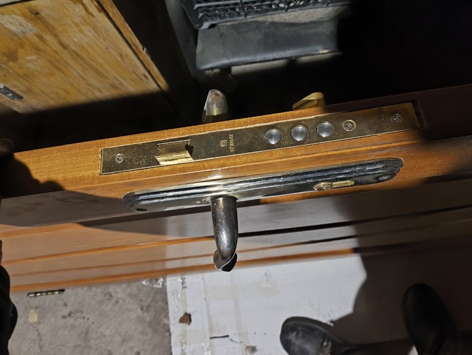 Дверь деревянная