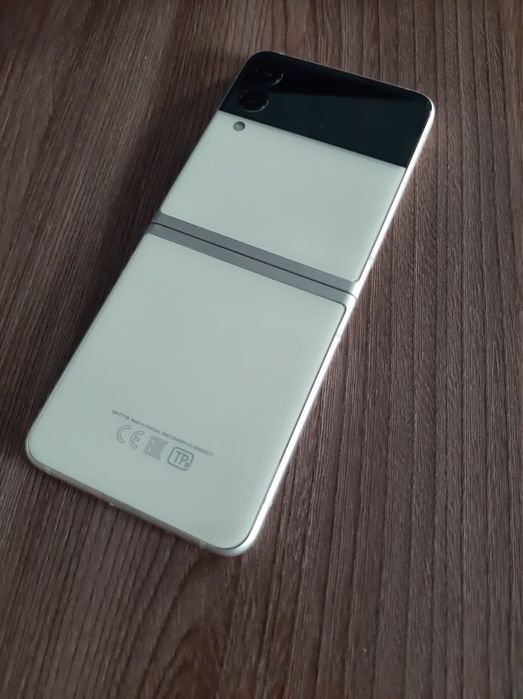 Продам телефон Samsung z flip 3 256
