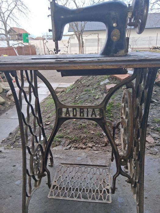 Vând mașină de cusut foarte veche