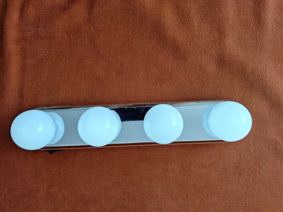 Lampa portabila pentru machiaj, 4 becuri LED, ventuze incluse