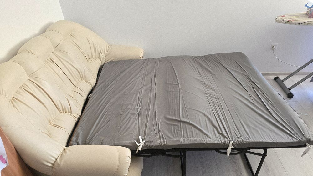 Vând canapea piele ecologică, extensibilă, trei persoane