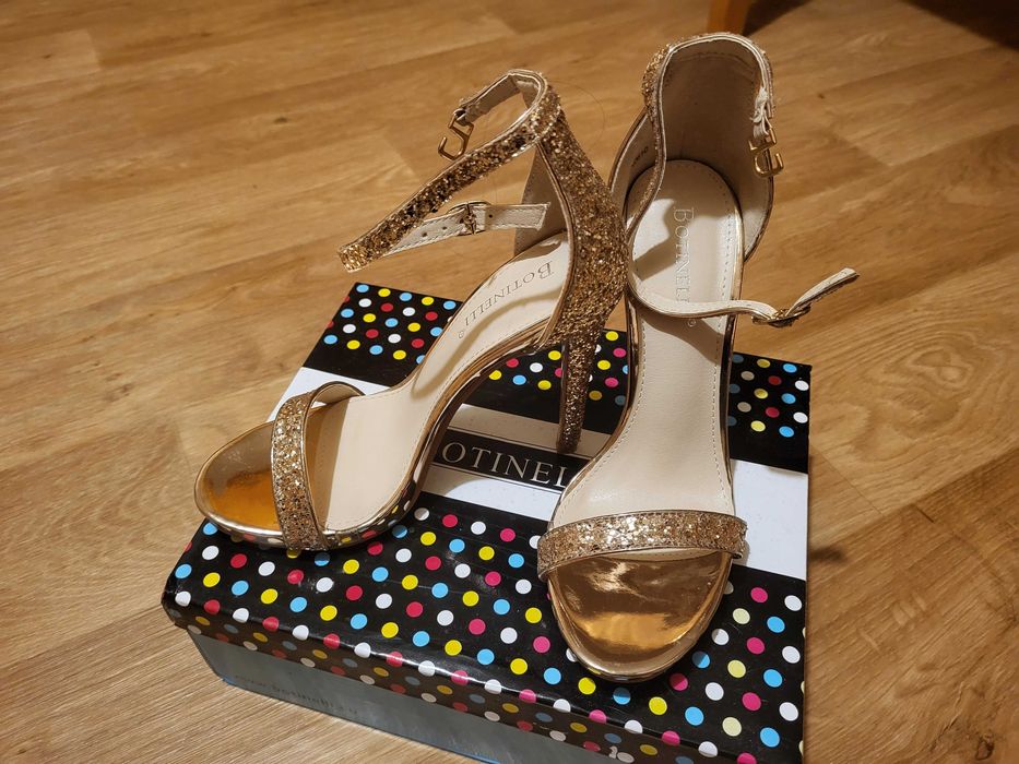 Нови обувки на висок ток