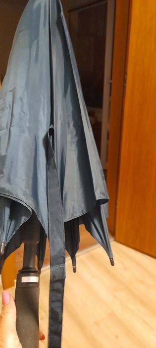 Продавам голям чадър за дъжд