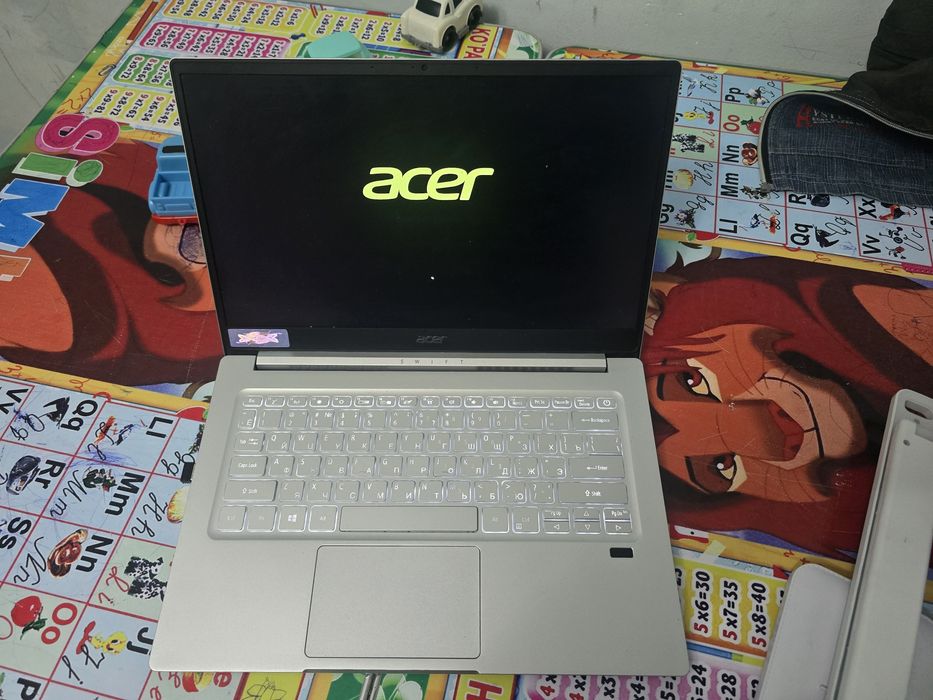 Acer swift. 256 gb ssd. 4 yadro. Metal korpus. Batareyka zo'r ushlaydi