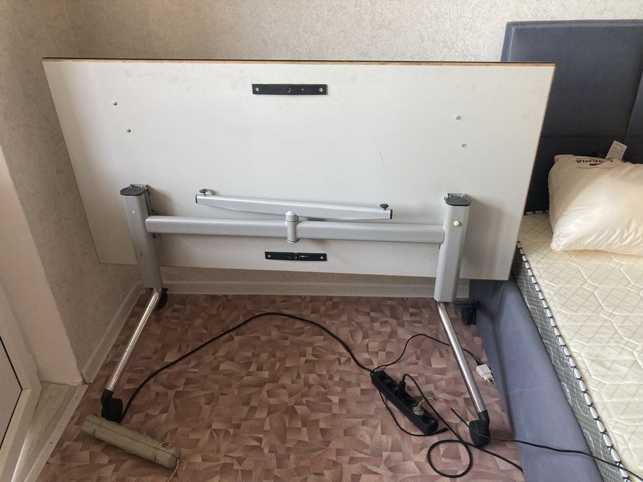 Стол складной на колесах