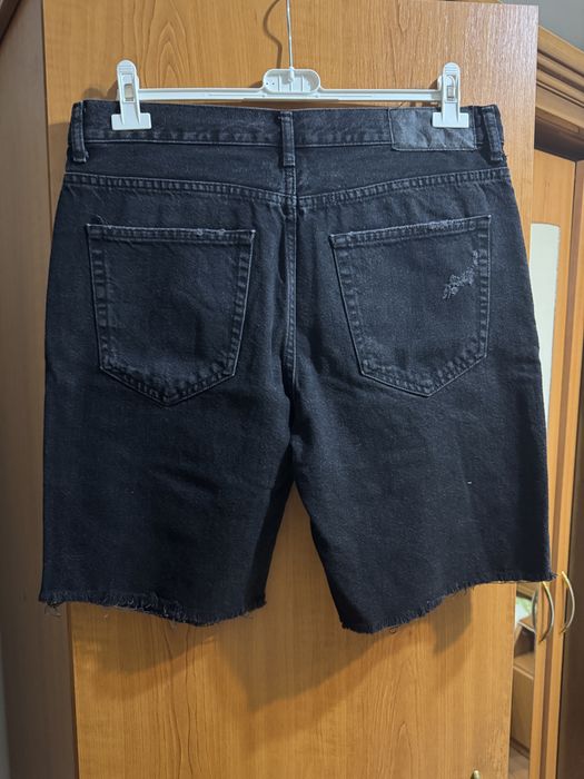 Blugi scurti rupti Bershka
