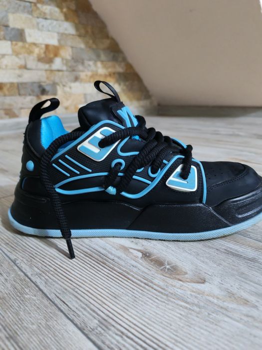 Adidași gryxx aproape noi