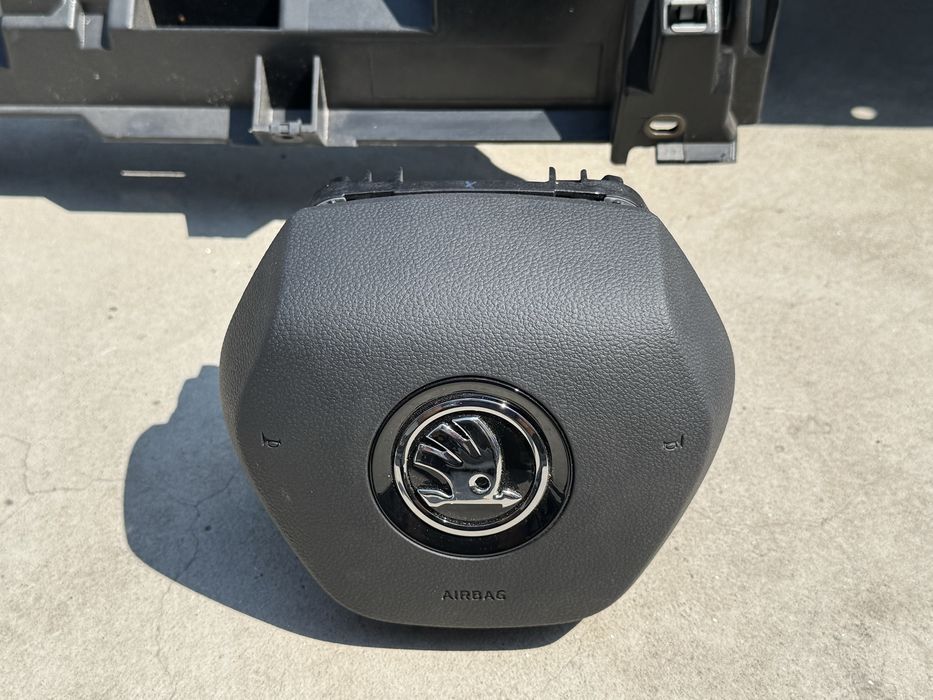 Арматурно табло комплект с еърбеци за Skoda Karoq 2024