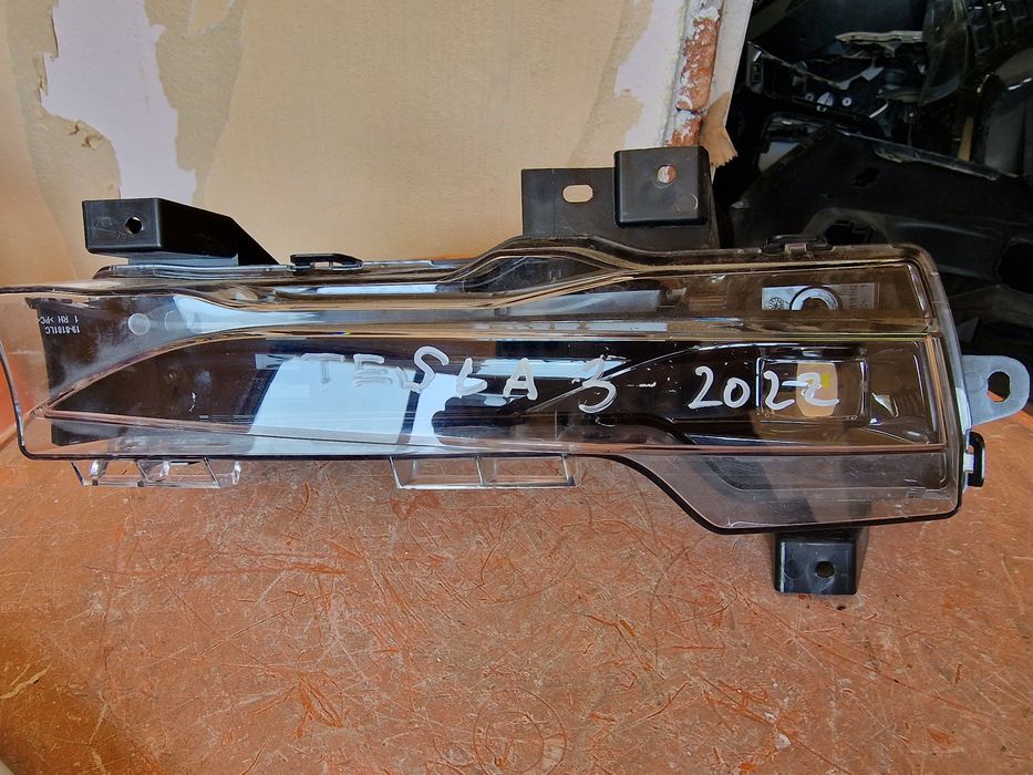 Tesla 3 халоген-дневна светлина