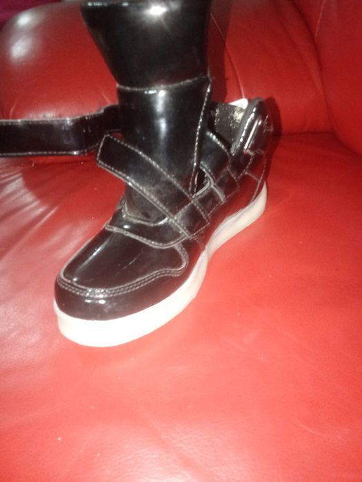 Papuci de vânzare se  aprind