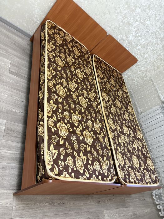 Кровать с матрасом