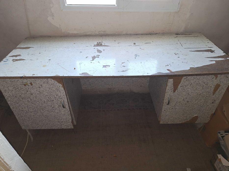 Yozuv stoli 2ta tortmasi bor