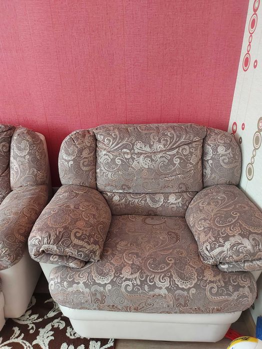 Диван с   креслом