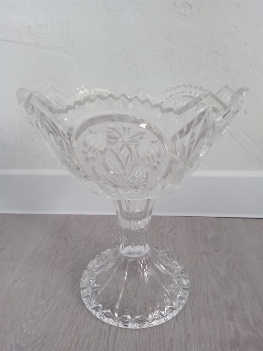 Хрустальную вазу на ножке