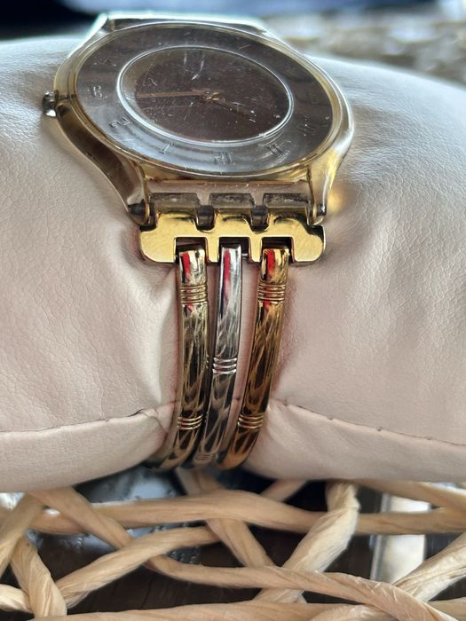 Ceas dama ultraslim colectie Swatch Tri-Gold SFK240A