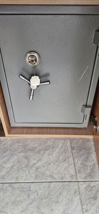 Сейф  металлический с кодом и ключами.