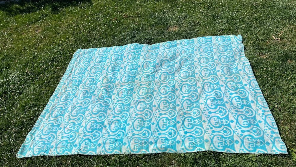 Ретро Персийски пътеки и килими, вълнени завивки и други.