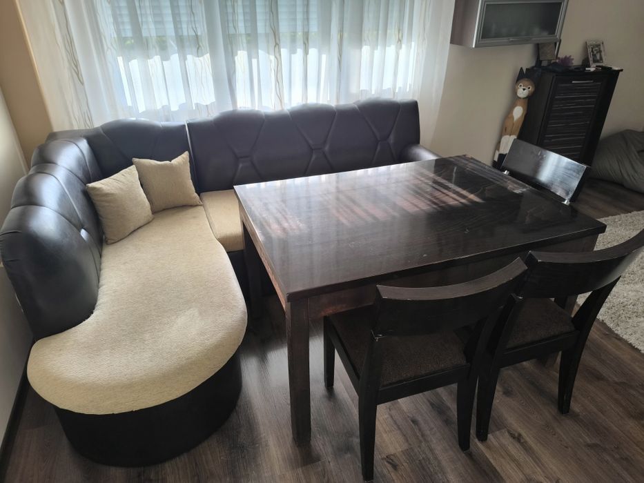 Ъглов диван и маса с три стола