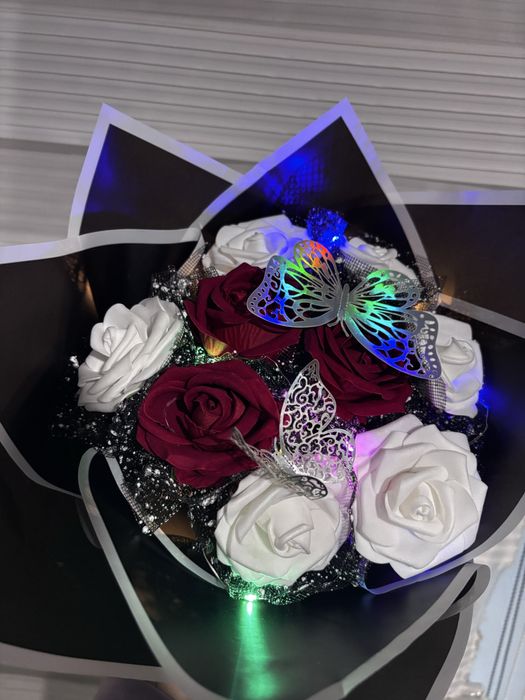 Букет с пеперуди и рози